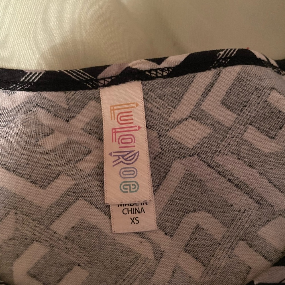 XS LuLaRoe black and white shirt